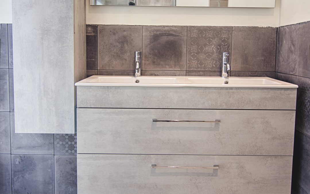 Cabinet with two washbasins, mirror and reversible column