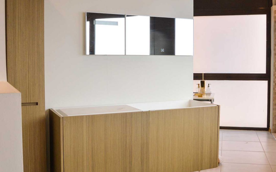 Doppio mobile con lavabo e specchio
