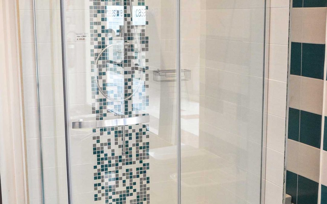 Shower cabin in tempered glass