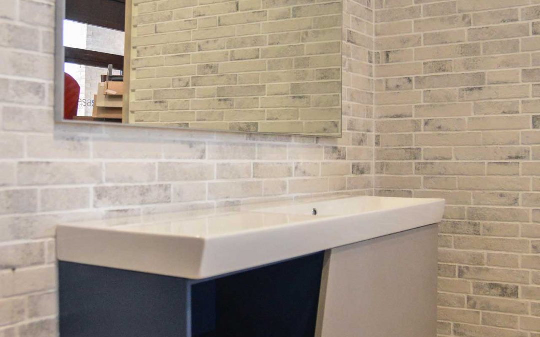 Mobile con lavabo in ceramica, specchio e luce LED