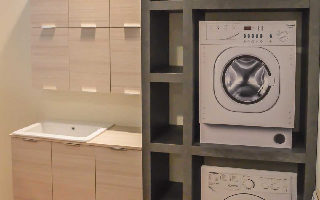 Mobile con lavabo, pensile e scaffale portalavatrice